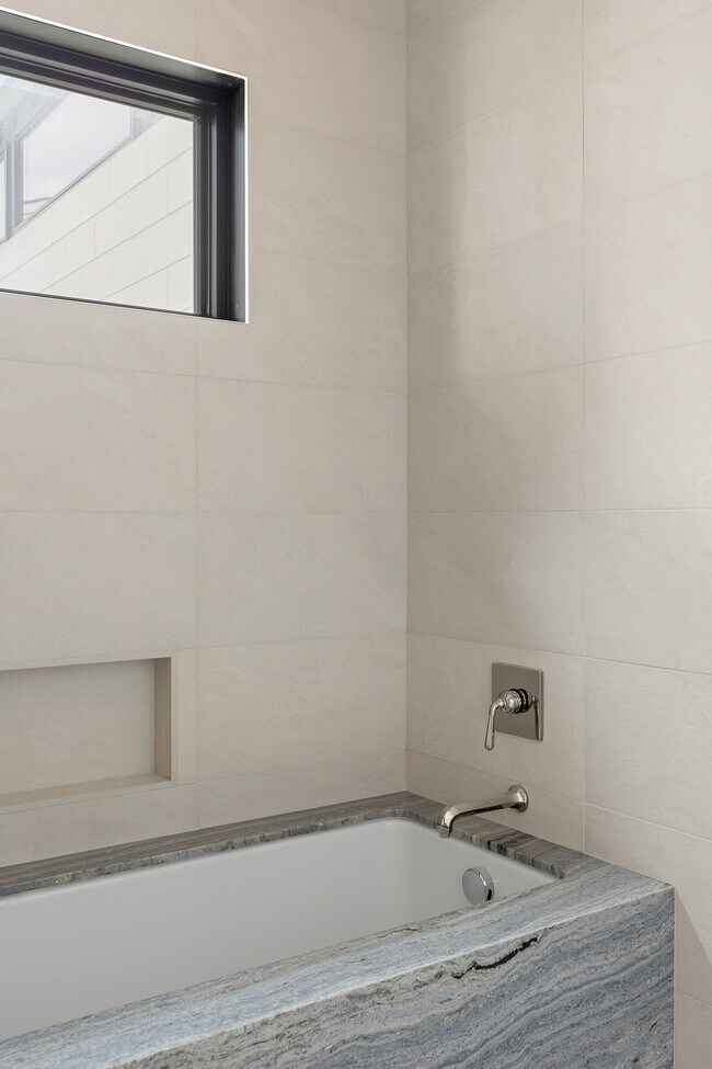 Building Photo - 1325 N Dewey Ave