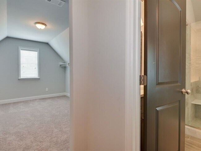 Building Photo - Centrally Located Home Sweet Home