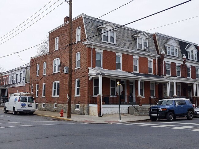 Building Photo - 602 N Plum St