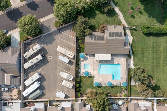 Building Photo - 3 bedroom in desirable Regency Park!