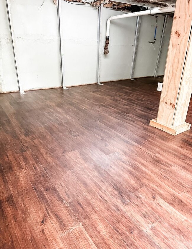 Building Photo - HALF OFF 2ND MONTH RENT IF MOVE IN END OF JANUARY! Charming 2 bedroom, 1 bathroom home located in...