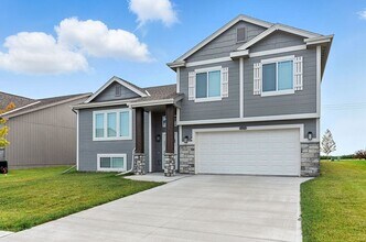 Building Photo - Near Lake Flanagan