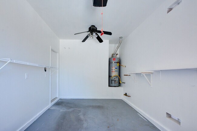 Building Photo - 2 Story 2 Bedroom Gated Community Amazing Location