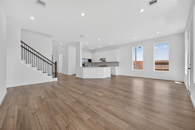 Building Photo - 32006 Medallion Oaks Trl