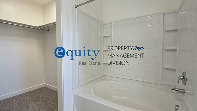 Building Photo - Newly Remodeled!