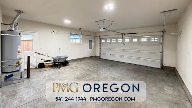 Building Photo - 608 SE Liberty Dr