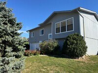 Building Photo - Bright and spacious split-entry home with ...