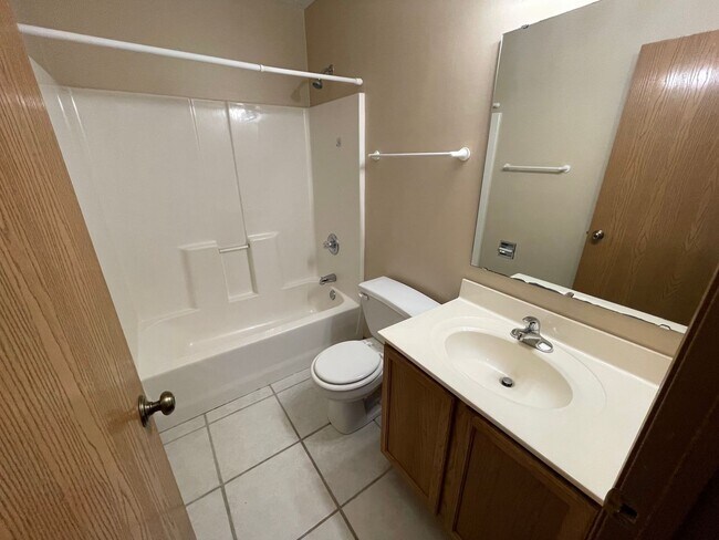 Building Photo - 2 Bedroom, 2 Bath Duplex In Lindberg Village