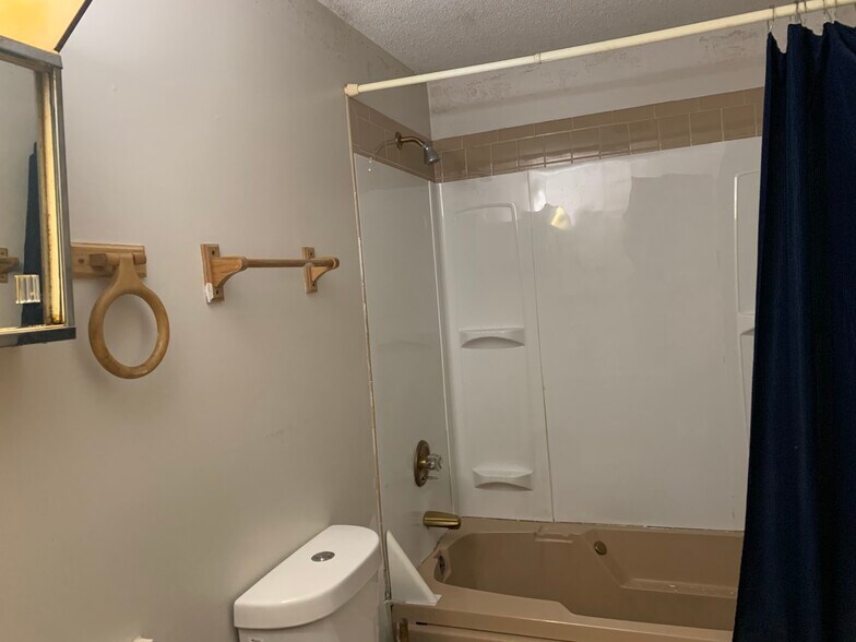 Full Bath - 378 Lincoln St