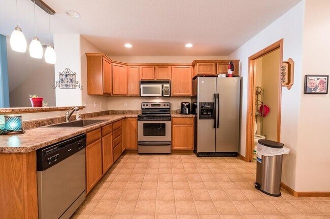 Building Photo - Must See!  2 Bedroom 2.5 Bath Condo