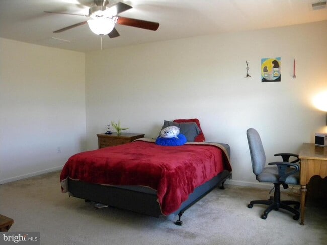 Building Photo - 652 E Chestnut St