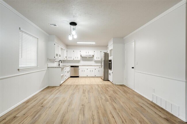 Building Photo - 324 NE 60th St