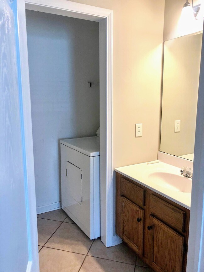 Building Photo - 1215 14th Ave