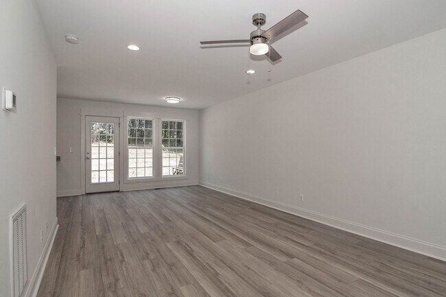 Building Photo - Lux Three Bedroom Townhouse in Sherrills Ford