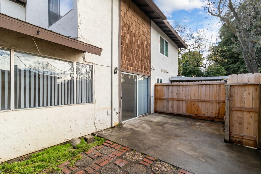 Large, gated private patio w/street access - 4721 N Cedar Ave