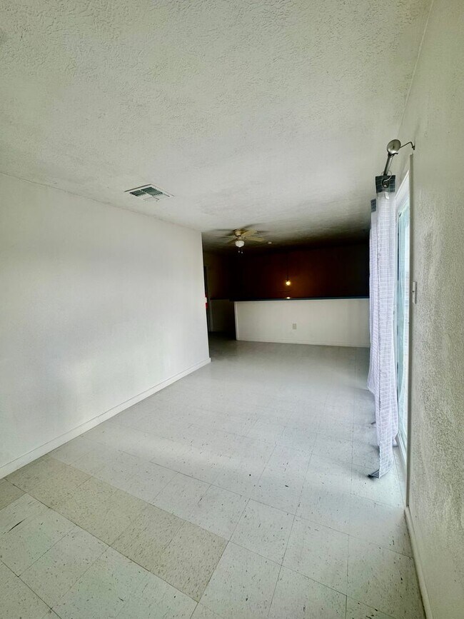 Building Photo - Spacious 4 Bedroom / 3 Bath Home for Rent – Westside Corpus Christi (Section 8 Welcomed)