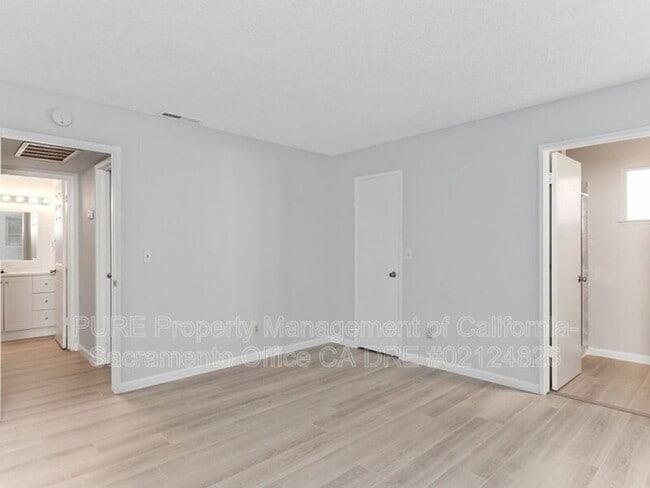 Building Photo - 5047 Sparrow Ct