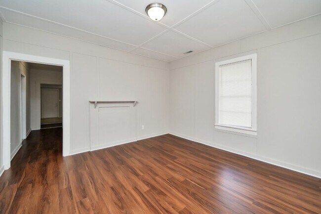 Building Photo - ? Adorable Bungalow Home in Highly Desirab...