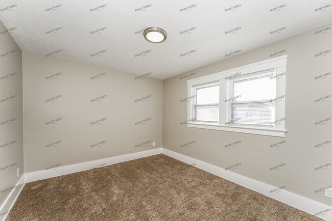 Building Photo - 908 W 20th St