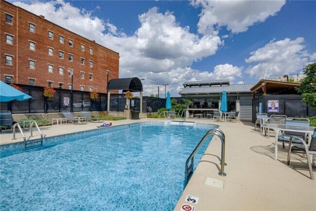 Building Photo - 609 Central St