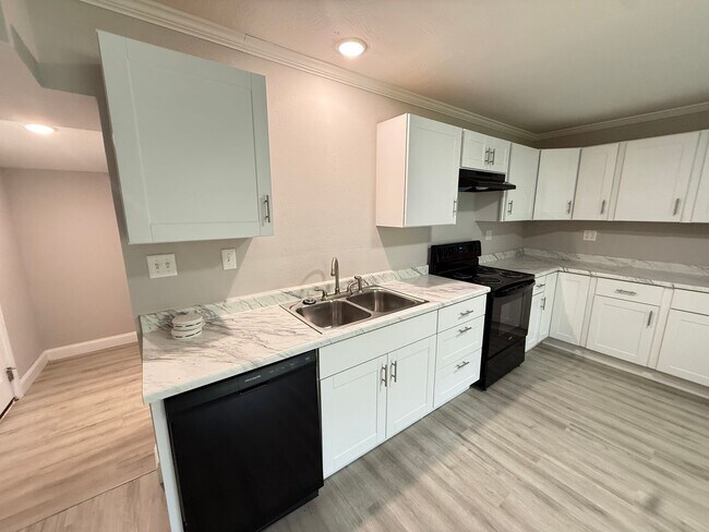 Building Photo - 3 Bed 1 Bath Springfield, MO