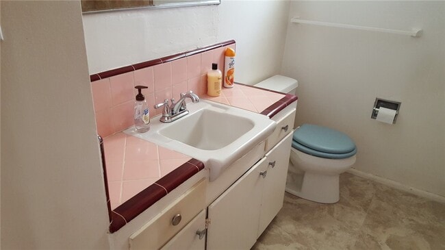 Building Photo - 609 W 5th St