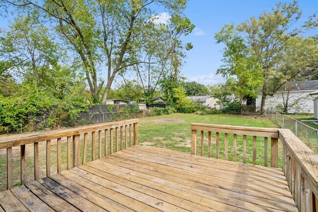 Building Photo - Charming and remodeled 2 Bed | 1 Bath Home...