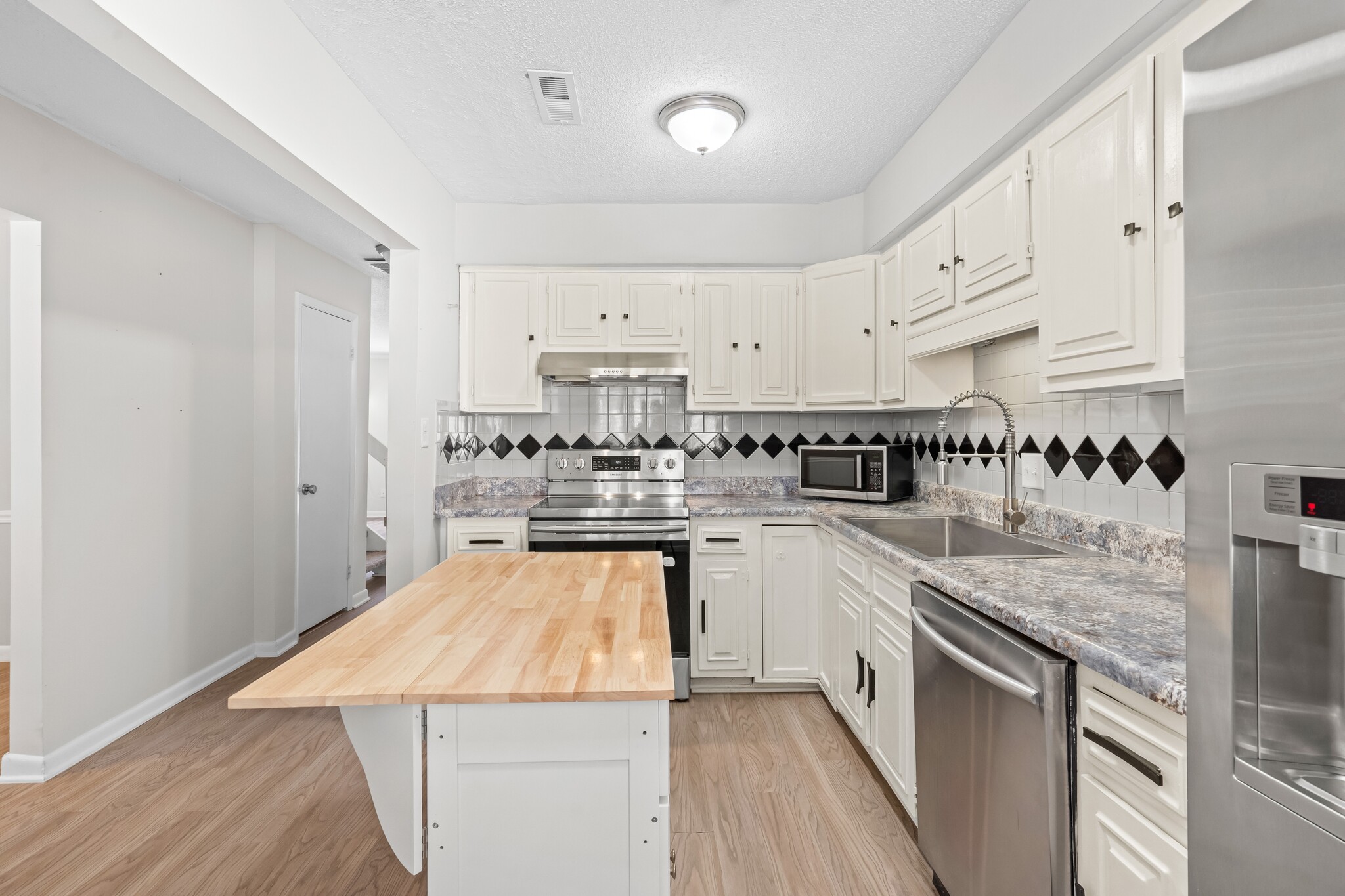 Building Photo - 7163 Sandy Creek Dr