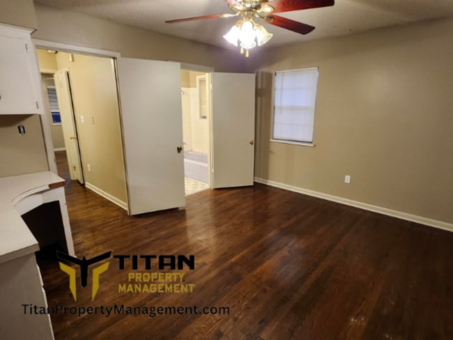 Building Photo - 3b/2b house