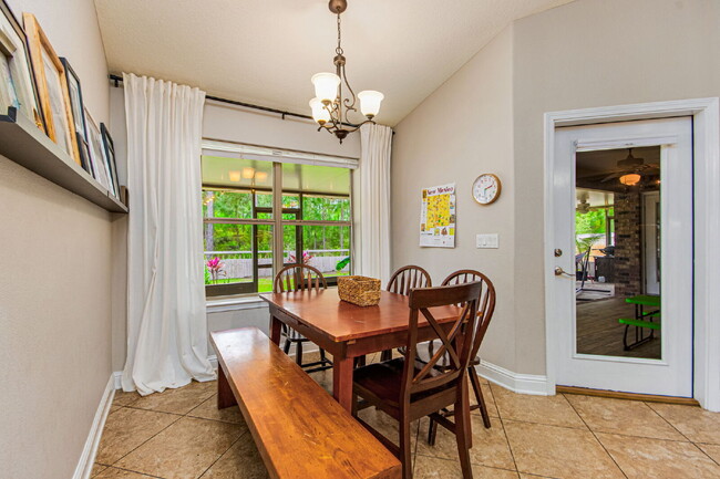 Building Photo - 5 Bed House convenient to Navarre and Hurl...