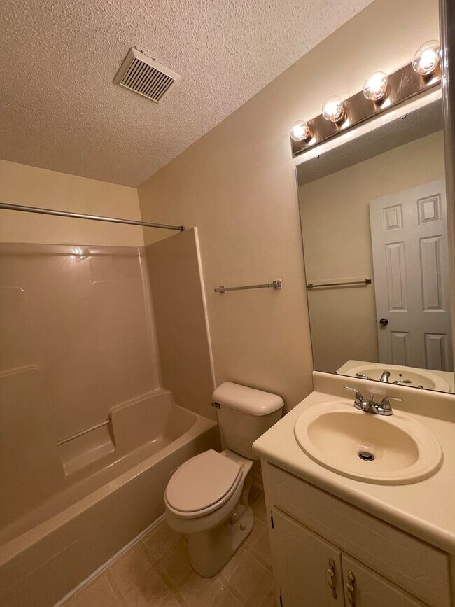 Building Photo - Briarwood Townhomes - End Unit!