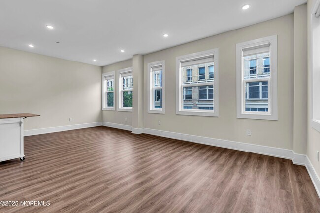Building Photo - 527 Bangs Ave