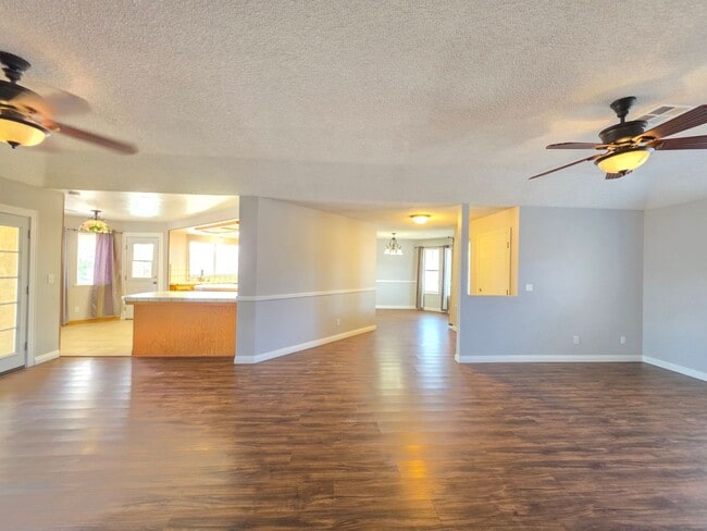 Building Photo - Spacious 4 Bedrooms & 3 Full bathroom Home with Over 2,200 Sq Ft on a Corner Lot!