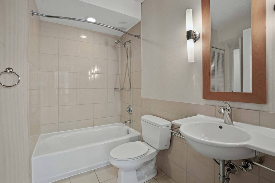 Building Photo - 1295 S Michigan Ave