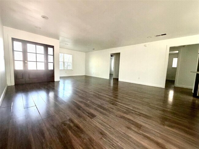 Building Photo - 1603 E 12th St