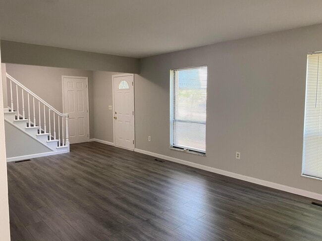 Building Photo - 669 W Main St