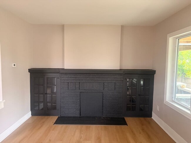 Building Photo - Newly Updated 2-Bedroom, 1 bath | Modern Finishes | $1,250/Month