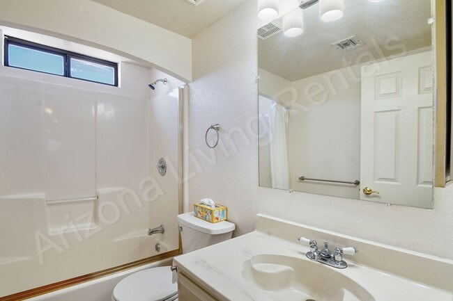 Building Photo - SPACIOUS 3 BEDROOM HOME