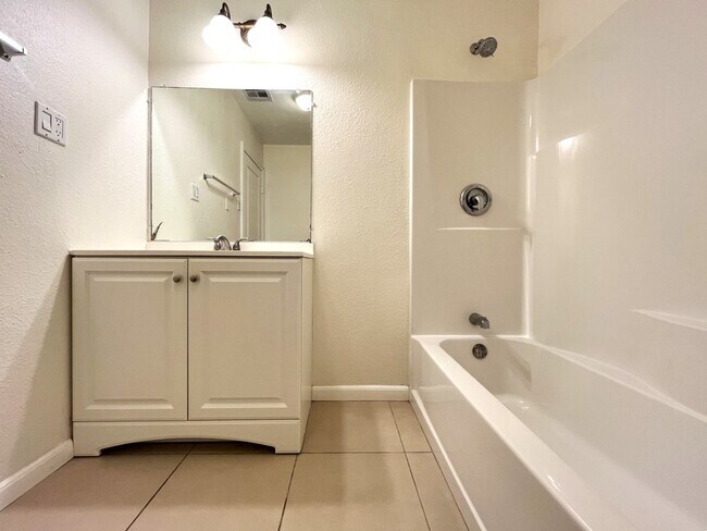 Building Photo - 4 bed, 3 bath in Loma Linda, CA!