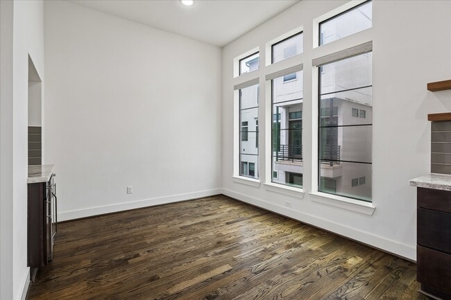 Building Photo - 1619 Alamo St