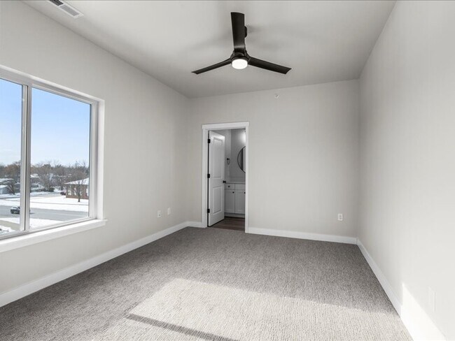 Building Photo - 8 Jaro Wy