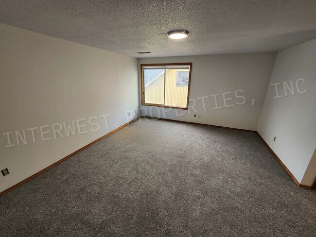 Building Photo - Spacious 4bd 2.5ba Rock Creek Home With 2 ...