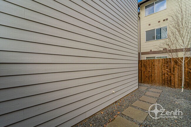 Building Photo - 3 Bedroom Mt. Vista Townhouse! Modern Fini...