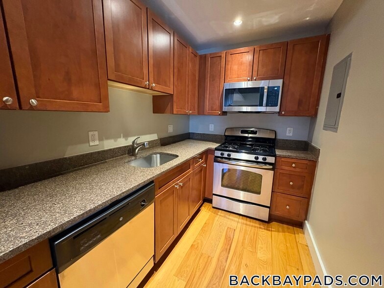 Building Photo - 113 Beacon St