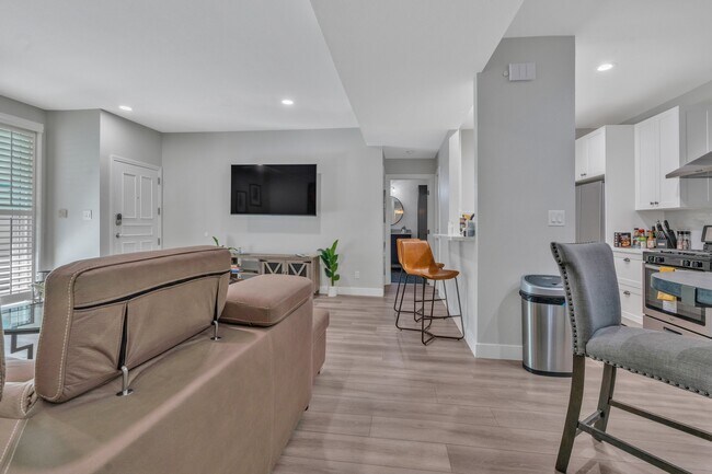 Building Photo - 433 E Tamarack Ave