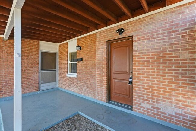 Building Photo - Light-Filled Tucson 2 Bedroom Rental – Move In This November!