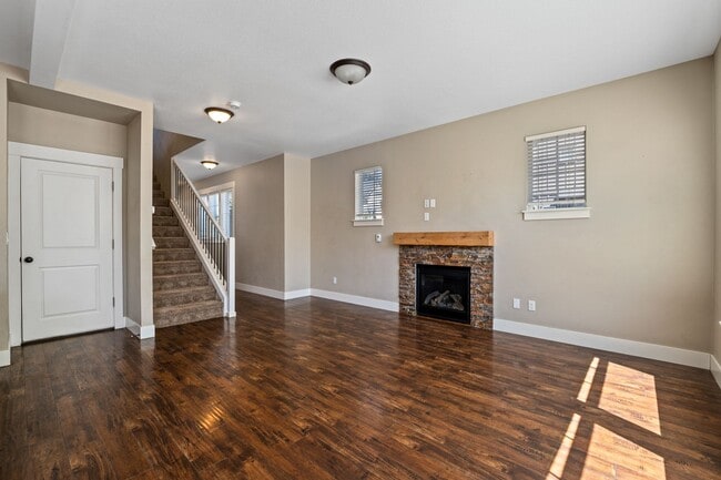 Building Photo - Close proximity to Old Mill District and downtown