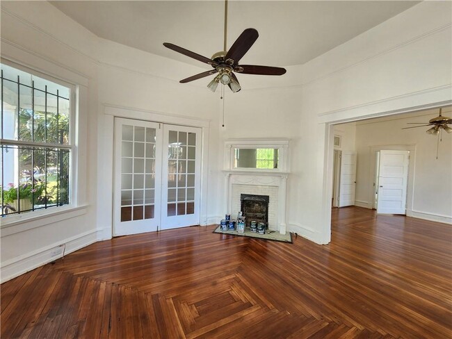 Building Photo - 106 S Bayou St