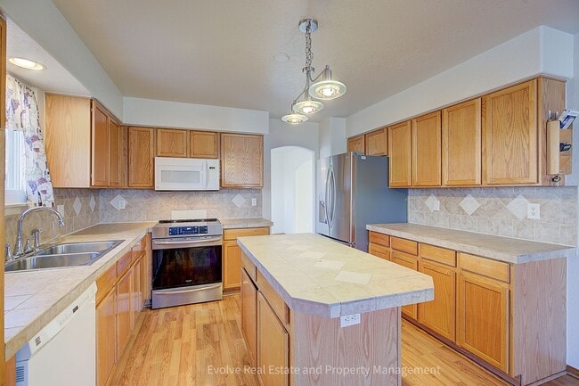 Building Photo - Evolve Real Estate: Gorgeous Single Family House is Available for Immediate Move-in!