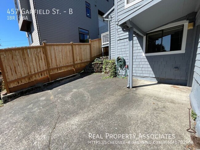 Building Photo - 457 Garfield St